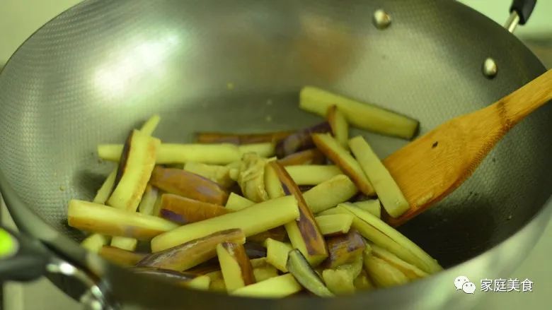 茄子炒豆角,不过油不焯水,美味下饭,吃着比肉香!-微信头条网 茄子炒豆角,不过油不焯水,美味下饭,吃着比肉香!