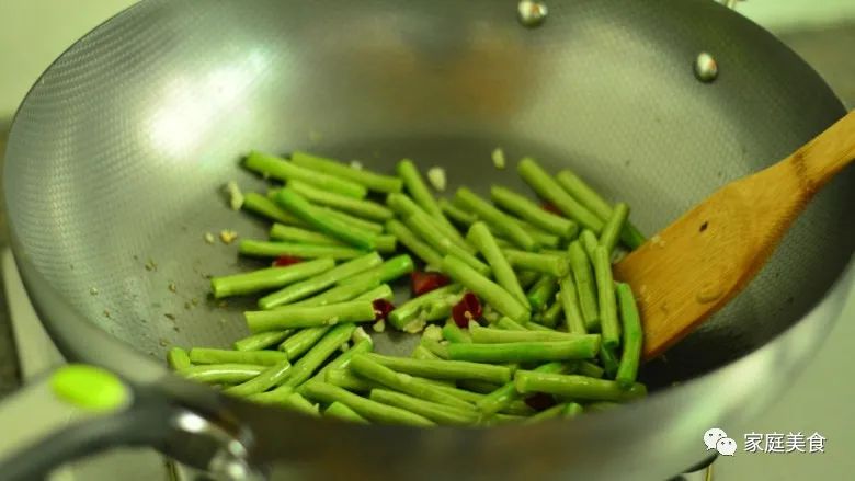 茄子炒豆角,不过油不焯水,美味下饭,吃着比肉香!-微信头条网 茄子炒豆角,不过油不焯水,美味下饭,吃着比肉香!