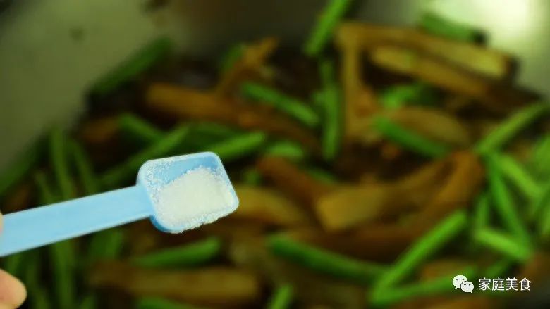 茄子炒豆角,不过油不焯水,美味下饭,吃着比肉香!-微信头条网 茄子炒豆角,不过油不焯水,美味下饭,吃着比肉香!