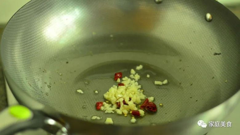茄子炒豆角,不过油不焯水,美味下饭,吃着比肉香!-微信头条网 茄子炒豆角,不过油不焯水,美味下饭,吃着比肉香!