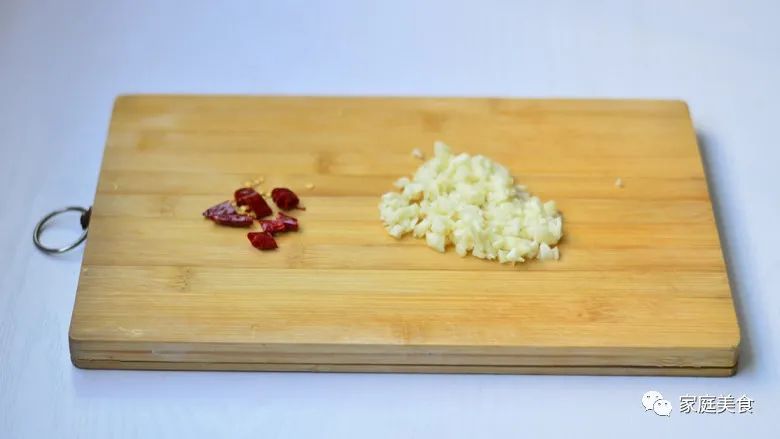 茄子炒豆角,不过油不焯水,美味下饭,吃着比肉香!-微信头条网 茄子炒豆角,不过油不焯水,美味下饭,吃着比肉香!