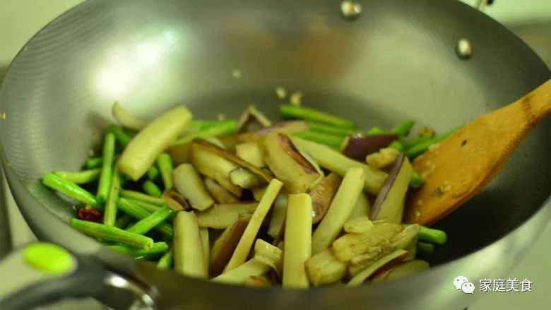 茄子炒豆角,不过油不焯水,美味下饭,吃着比肉香!-微信头条网 茄子炒豆角,不过油不焯水,美味下饭,吃着比肉香!