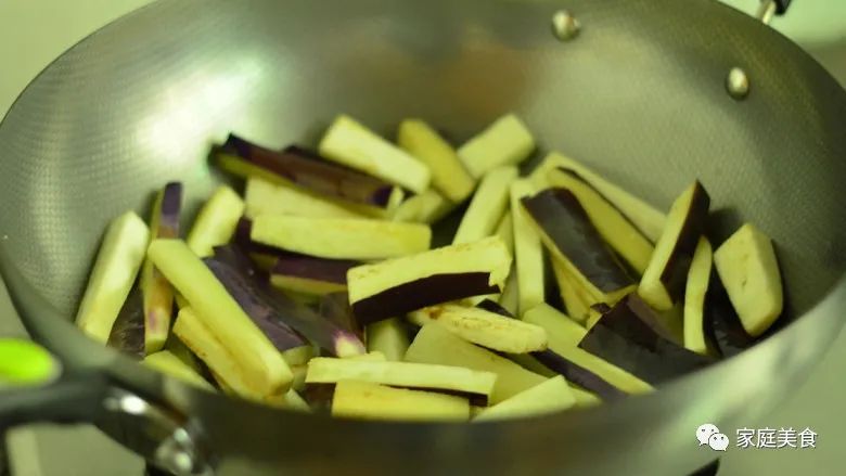 茄子炒豆角,不过油不焯水,美味下饭,吃着比肉香!-微信头条网 茄子炒豆角,不过油不焯水,美味下饭,吃着比肉香!