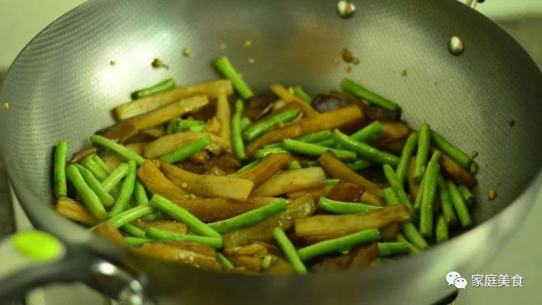 茄子炒豆角,不过油不焯水,美味下饭,吃着比肉香!-微信头条网 茄子炒豆角,不过油不焯水,美味下饭,吃着比肉香!