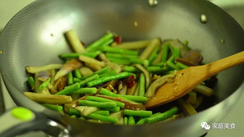 茄子炒豆角,不过油不焯水,美味下饭,吃着比肉香!-微信头条网 茄子炒豆角,不过油不焯水,美味下饭,吃着比肉香!