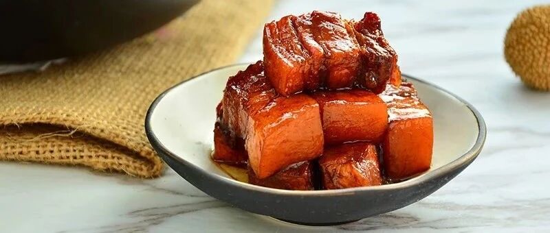 想吃红烧肉不会做?一个电饭锅轻松搞定，味道不输饭店大厨!