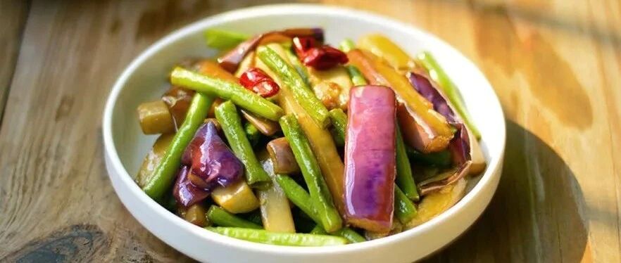 茄子炒豆角，不过油不焯水，美味下饭，吃着比肉香！