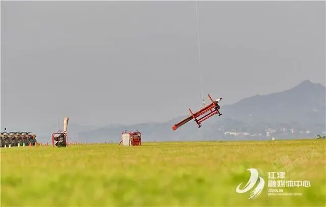 提高作業(yè)效率近百倍“江津造”重載無人機填補行業(yè)應(yīng)用空白的圖3