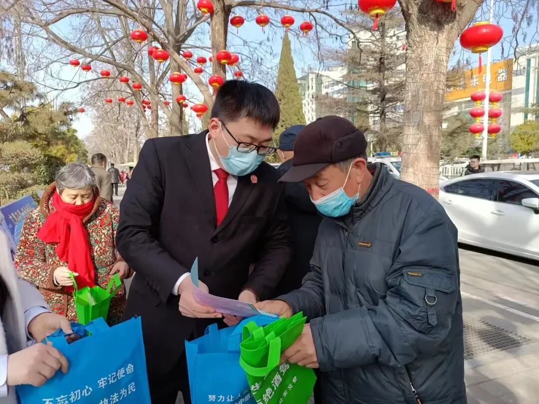 作为一名党员,在工作之余赵志洋还热心参与志愿者服务