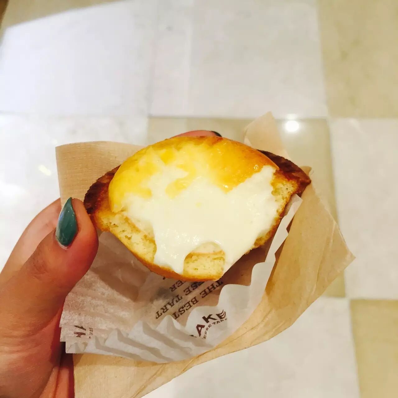 没办法提着,别人都是成打成打的买,我因为还要接着逛街,闻到蛋挞出炉