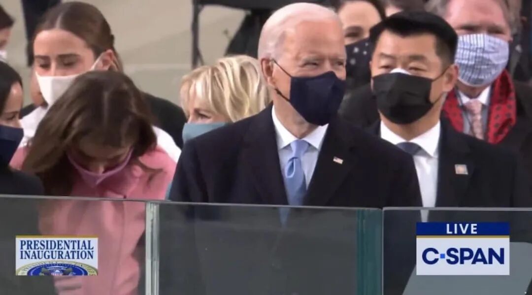 拜登身后那位姓赵的亚裔男人火了 加拿大乐活网