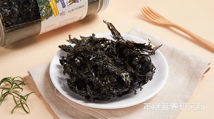 长在海里的新鲜紫菜,确实是紫红色的.