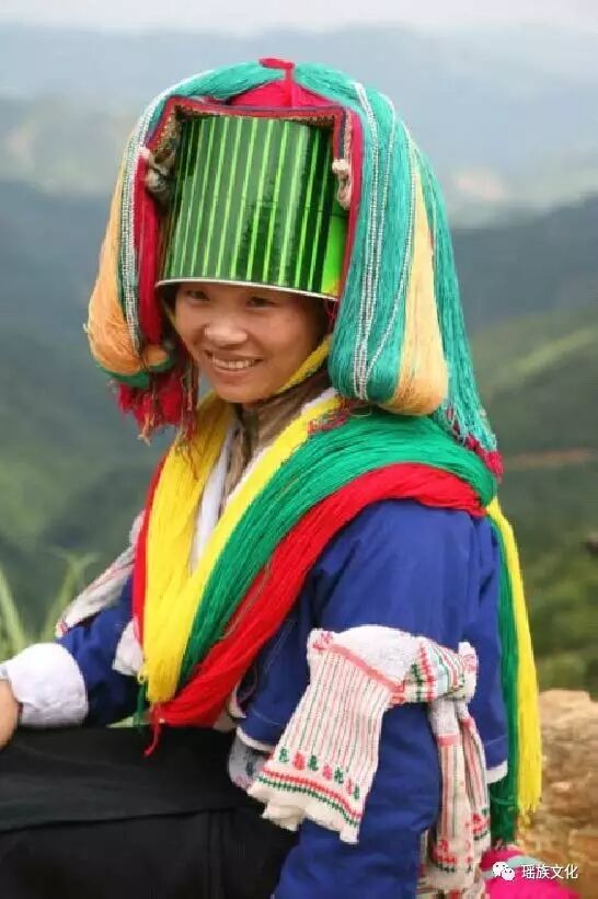 山村的彩虹瑶族服饰1