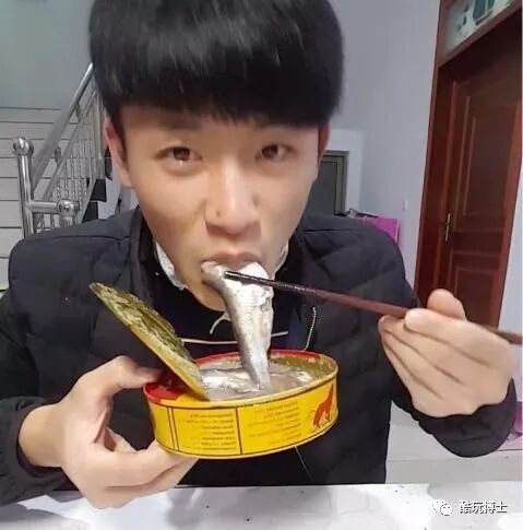 直播割腕吞食生鸡蛋咀嚼洗衣球这些算什么为了当网红