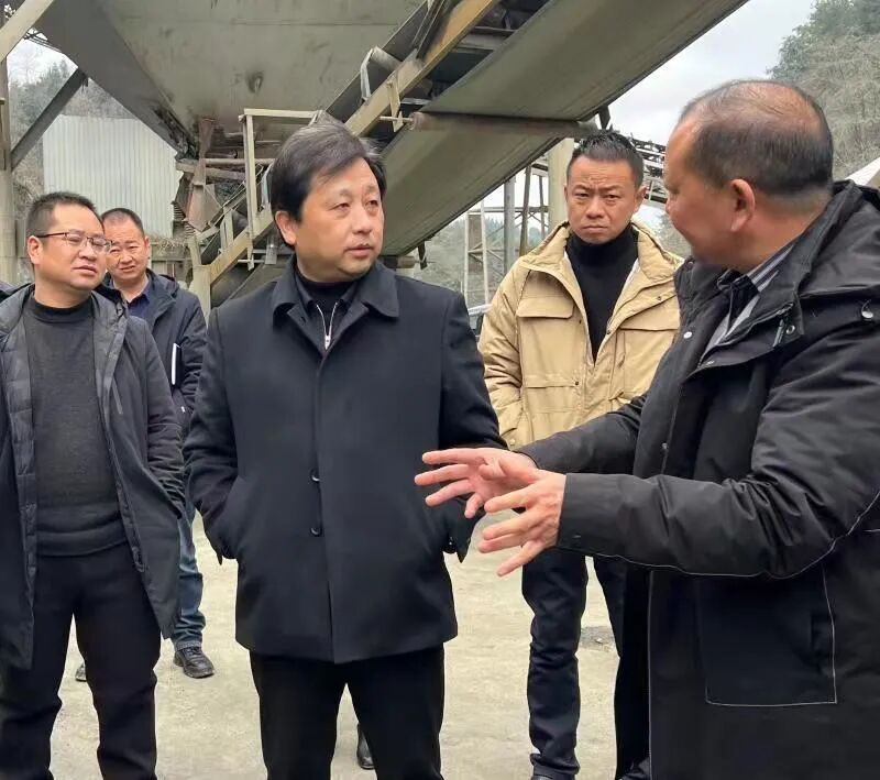 吴永康先后到站街镇沙井村万隆达矿产公司,铝城大道南段砂石加工点