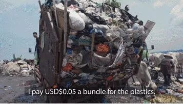 开在垃圾场的网红餐厅，用塑料当钞票，每天竟有几百人排队吃？ 2