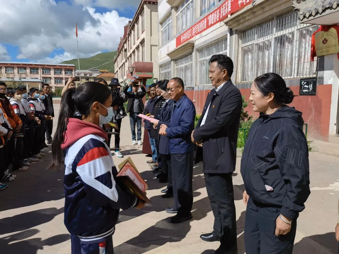 色达县何飚出席色达县中学关心下一代工作驿站揭牌