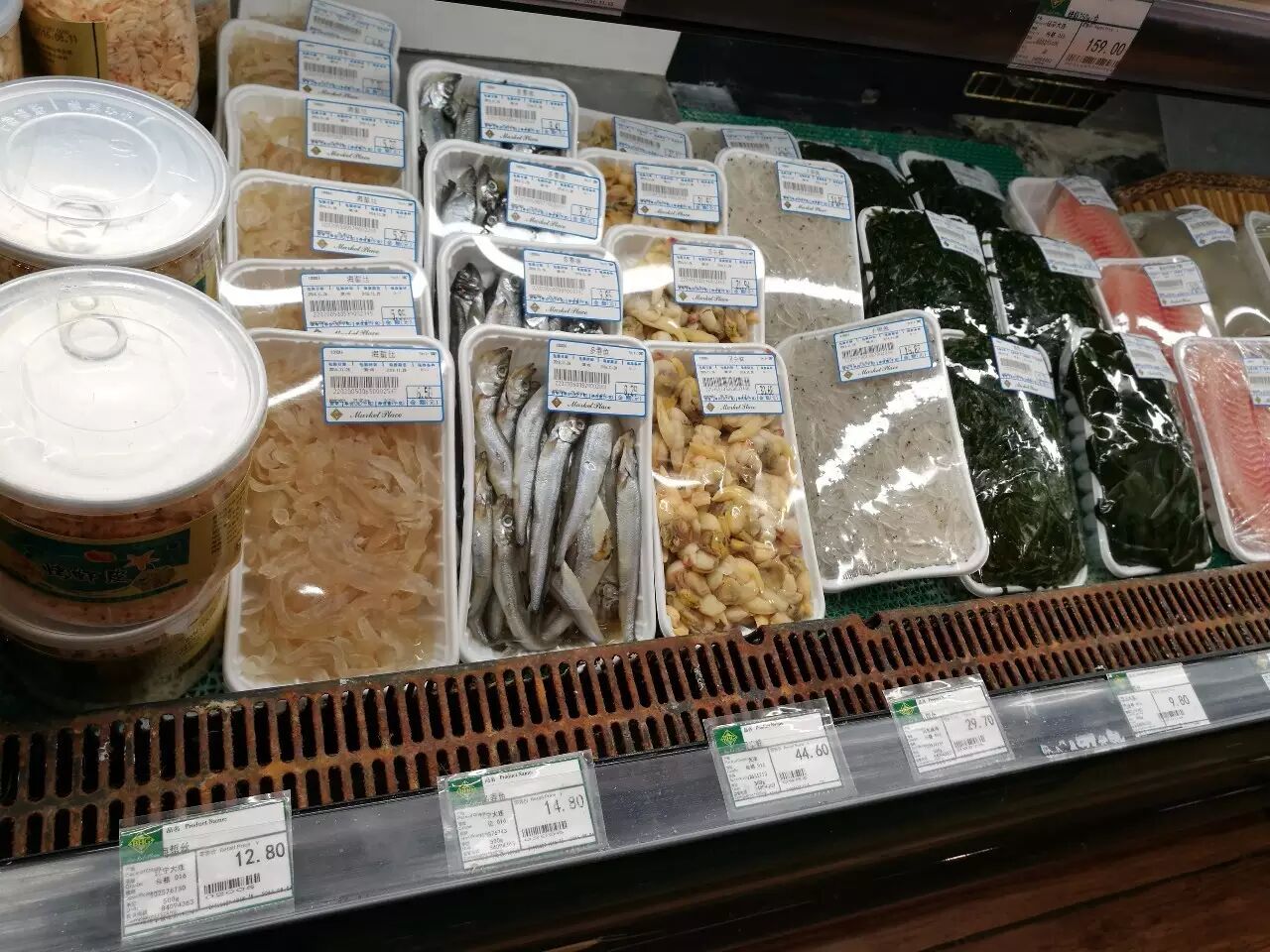 实拍:位于东二环的某中高档超市的水产区,绝大多数产品只有简单的标签