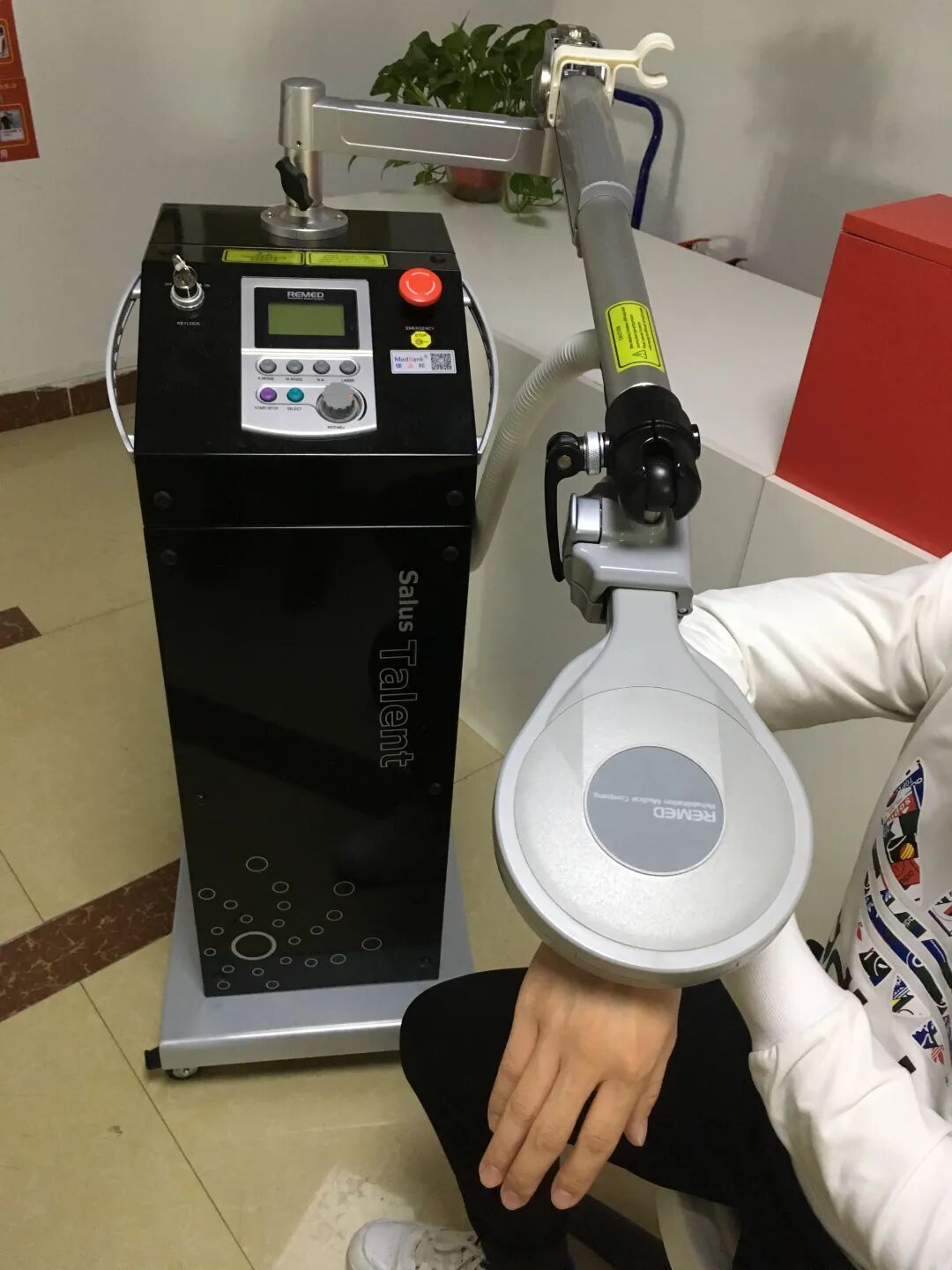 疼痛仪怎么回事快来看！激光磁场理疗仪疼痛的克星！_https://www.jmylbn.com_新闻资讯_第12张