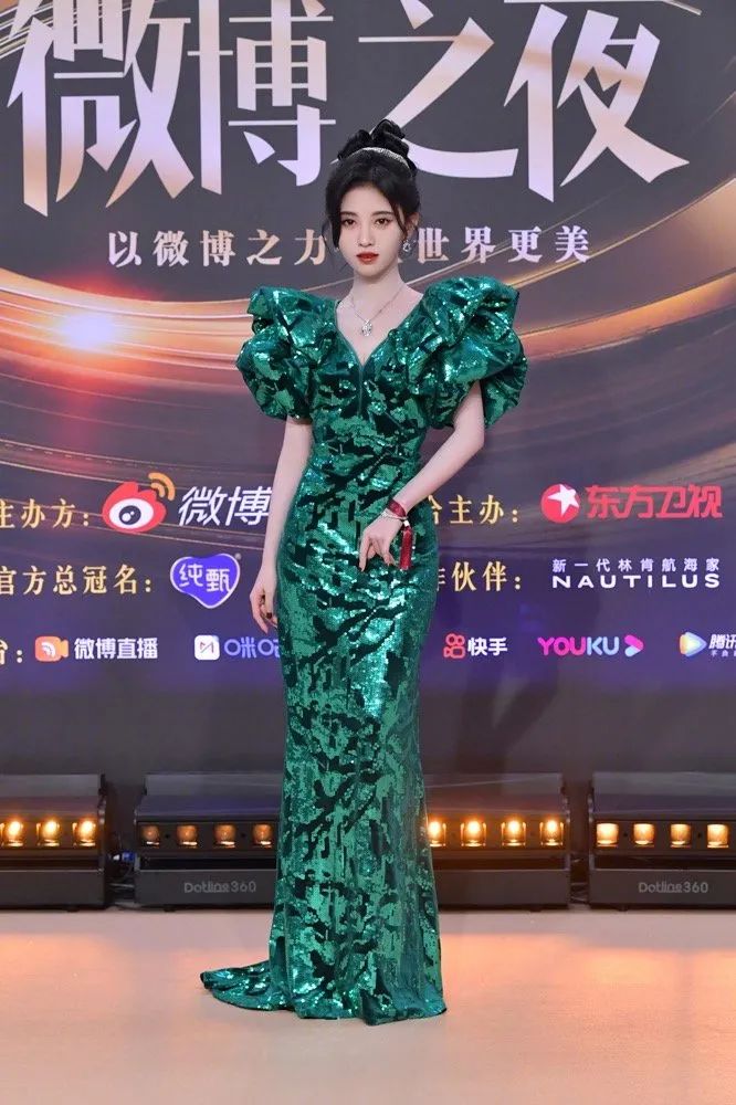 迪丽热巴杨紫的红毯发型“不合规”？但她们有出圈“王牌”！