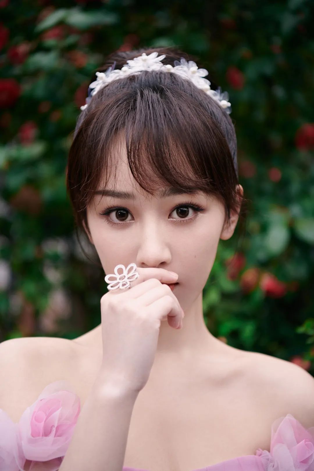 迪丽热巴杨紫的红毯发型“不合规”？但她们有出圈“王牌”！