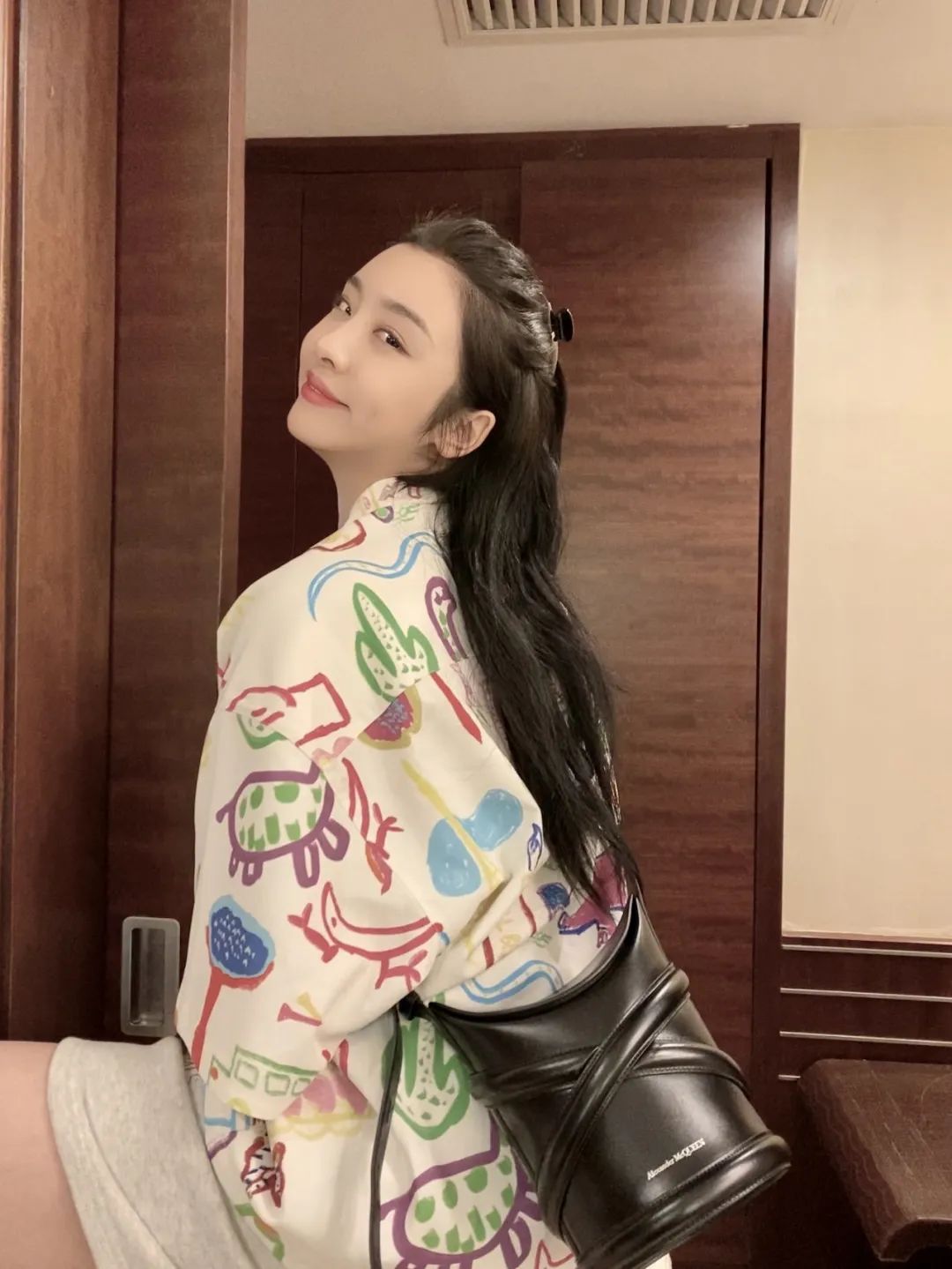 实测全智贤身上这款包 终于知道它“火”的原因了！