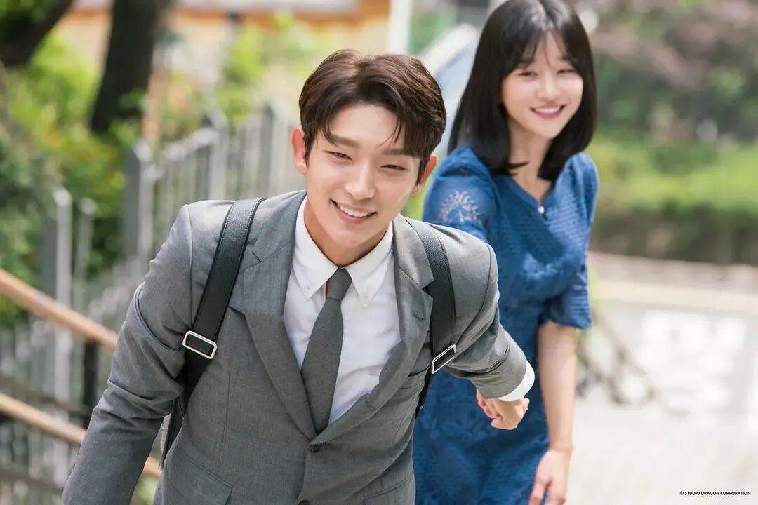 在《武法律师》中和"精神病"徐睿知的组合,和李栋旭的搭配真是大写的