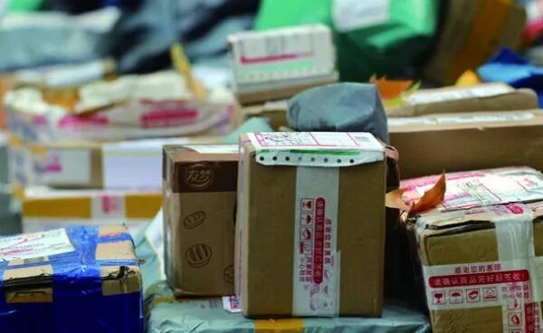 废旧纸箱每斤回收价破1元 有人因此月入近千元