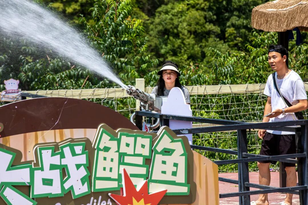 2025年7月31日，游客在贵州省黔西市羊驼小镇景区体验大战鳄鱼项目。4T9A9225.JPG