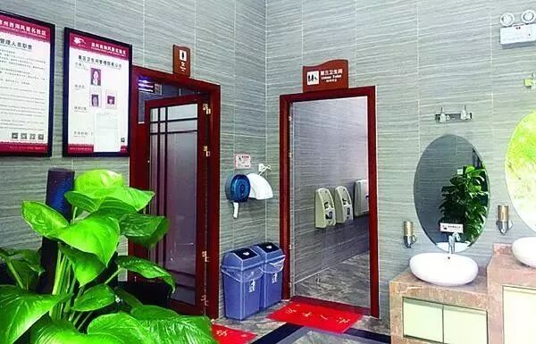 惠州西湖景区的公厕。