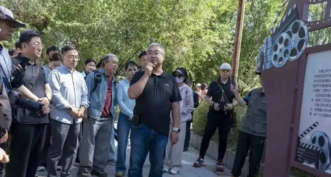 内蒙古文艺志愿者协会“点单式”AI赋能文艺创作培训走进包头市石拐区 第3张