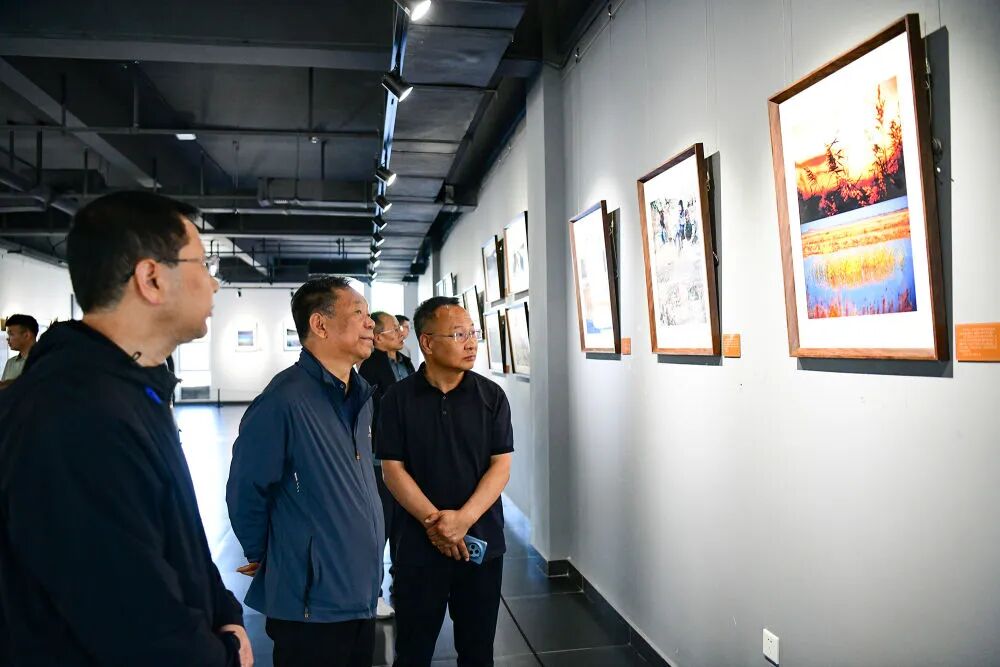 “硬核包头 砥柱脊梁 ”新华社镜头中的包头新闻摄影展开展 第2张
