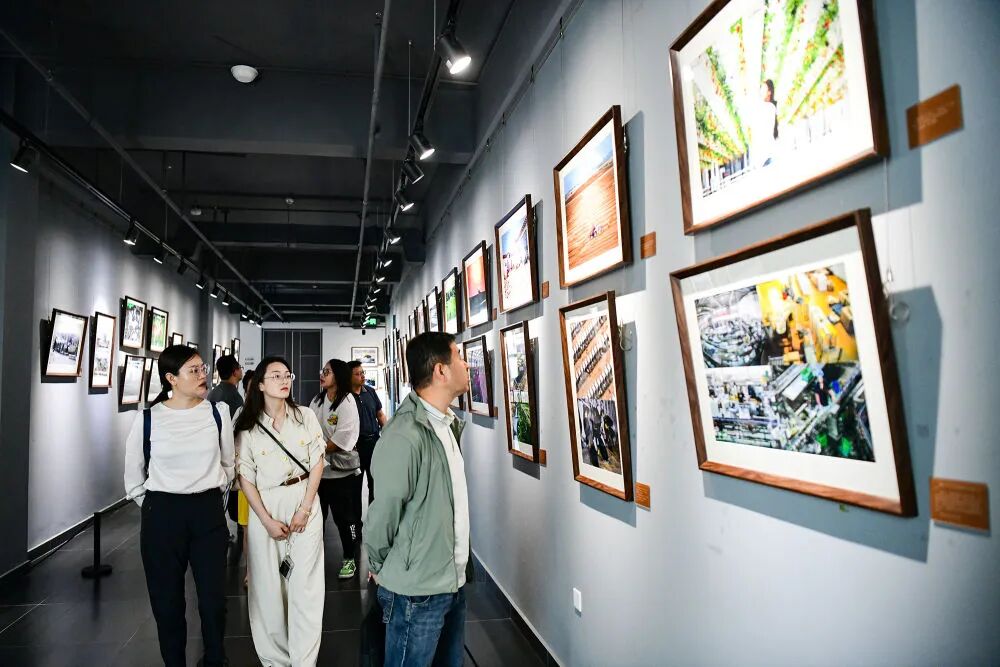 “硬核包头 砥柱脊梁 ”新华社镜头中的包头新闻摄影展开展 第3张