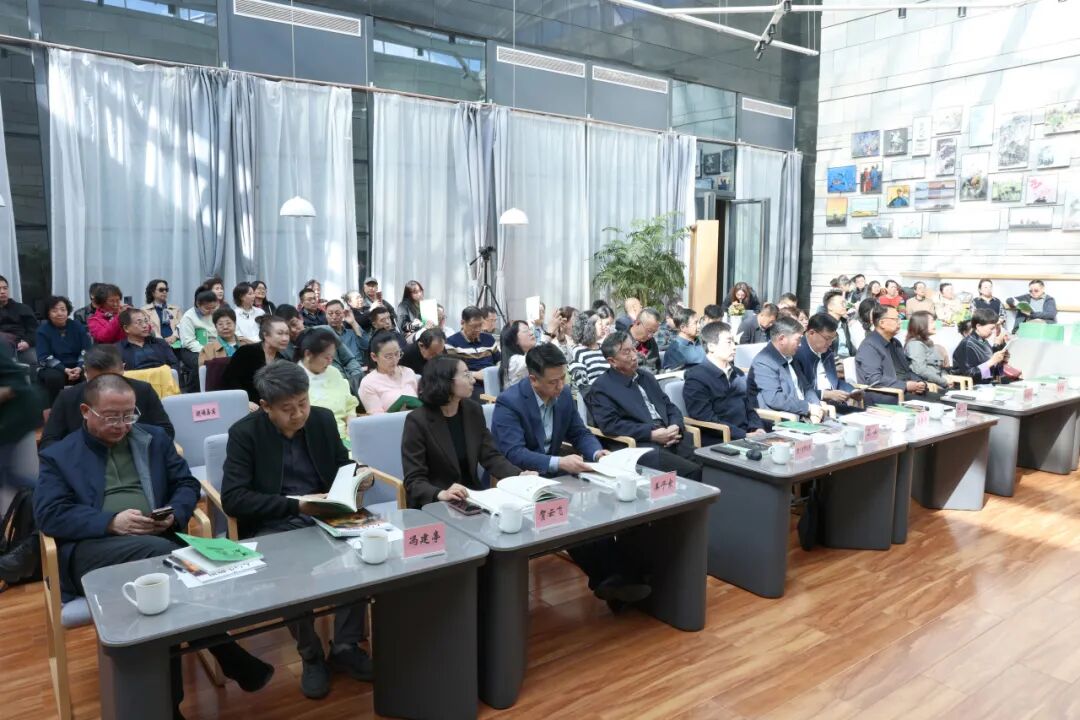 “以文寄情 共话青山”《草原・呼和浩特大青山作品专号》分享会举办 第1张