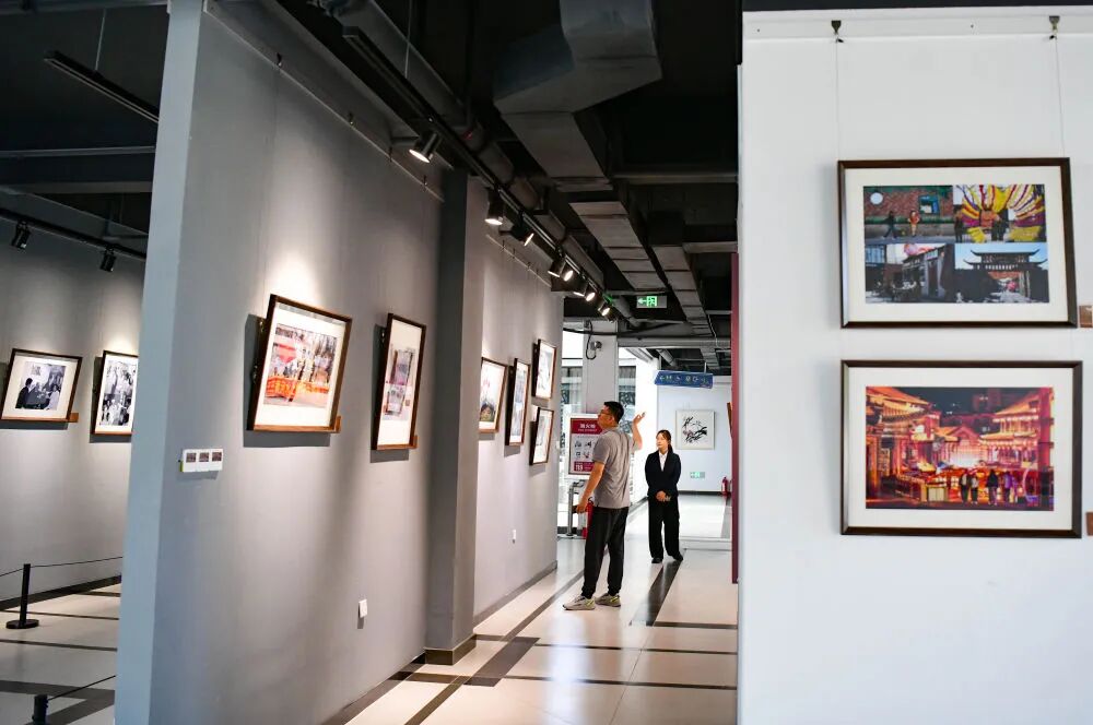“硬核包头 砥柱脊梁 ”新华社镜头中的包头新闻摄影展开展 第4张