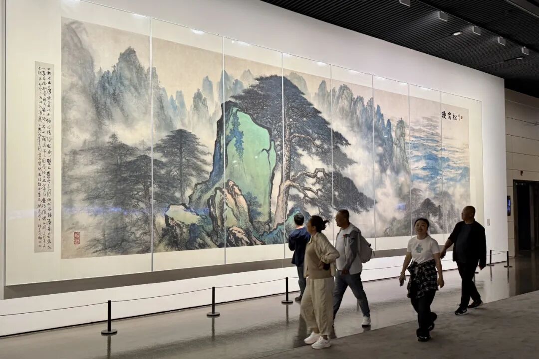 “其命惟新——广东美术百年大展”现场，黎雄才《迎客松》，中国画，361cm×1133cm，1975年 ，广东美术馆藏