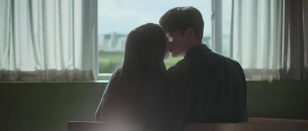 剧情不够，爱情凑？