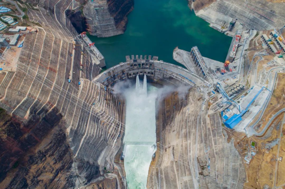 白鹤滩水电站大坝浇筑全线到顶！解密超超超级工程是怎样建成的！