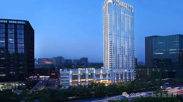 暮色下灯火中的酒店外观