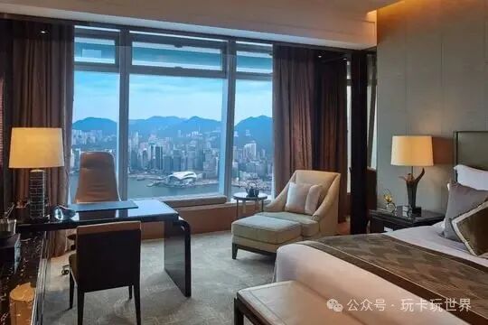 Spacious Deluxe Victoria Harbour Room with a view