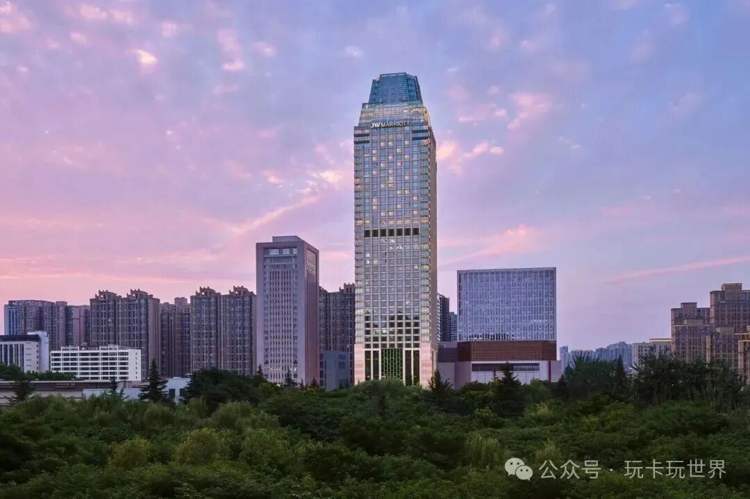 西安海荣 JW 万豪酒店夜间外观