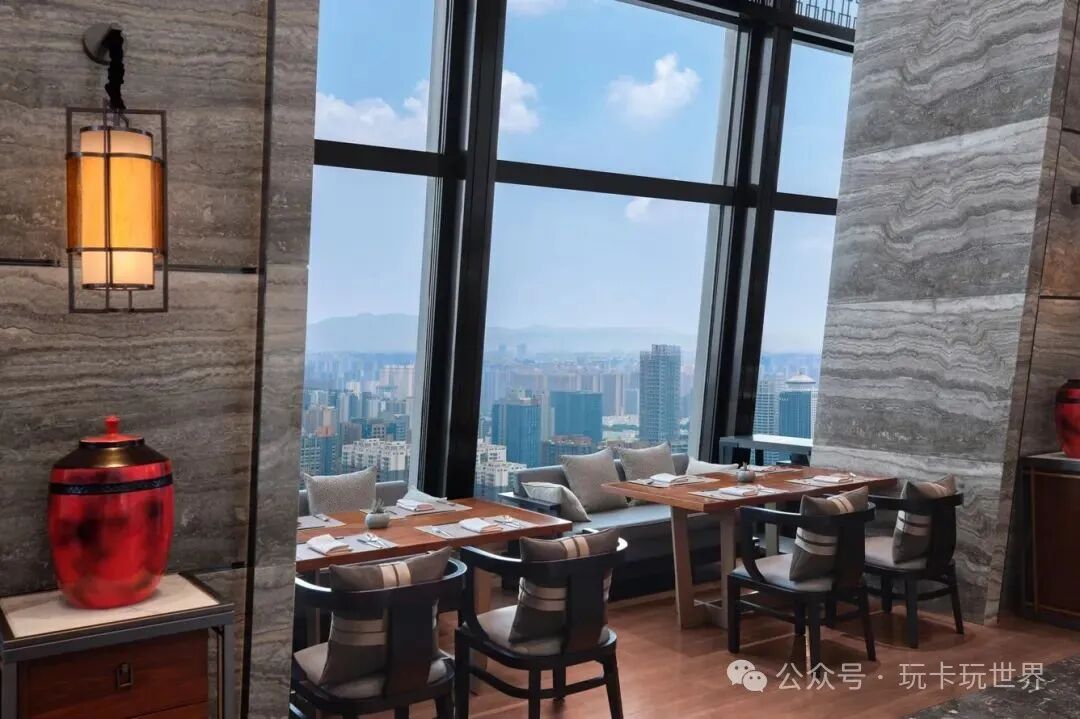 靠窗的座位可欣赏全景