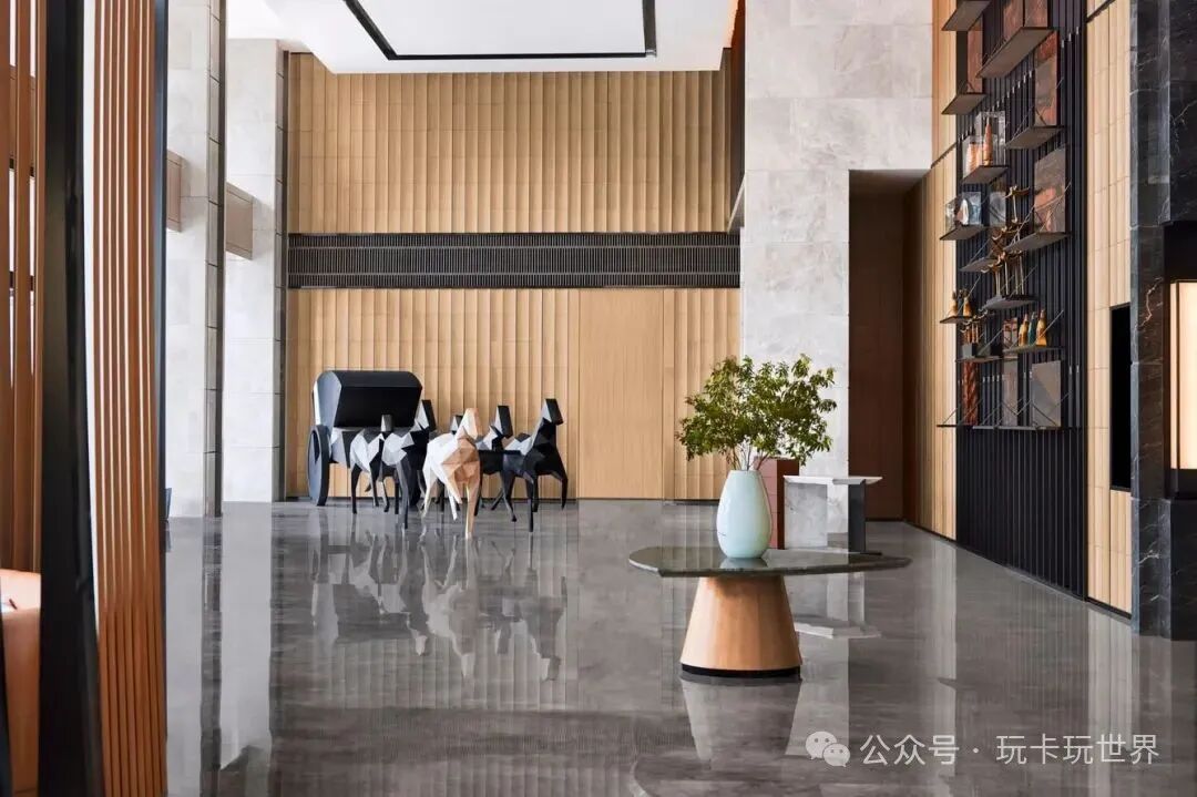 采用现代艺术装饰的迎宾大堂