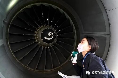 新郑机场修飞机的95后女孩—刘琪琦，从“航空迷”到“飞机维修工程师”的筑梦青春！的图4