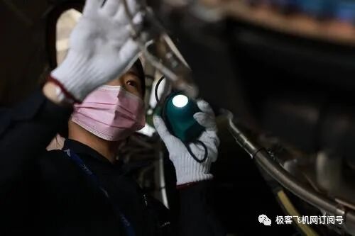 新郑机场修飞机的95后女孩—刘琪琦，从“航空迷”到“飞机维修工程师”的筑梦青春！的图5