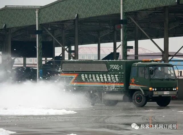 簡單粗暴！用航空發動機改裝成的渦噴吹雪車，超級除雪神器！的圖10