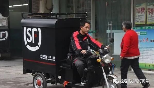 夢想照進現實 | 快遞小哥“逆襲”成為飛行員，80后的夢想一飛沖天！的圖1