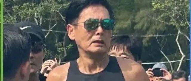 周润发参加马拉松,成绩不错,本人瘦到脱相,手臂抬起太吓人