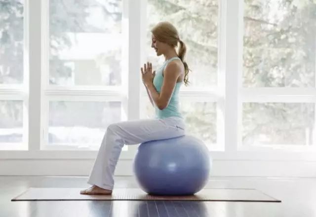 玩轉瑜伽球 教你幾招瘦身減脂 生活 第1張