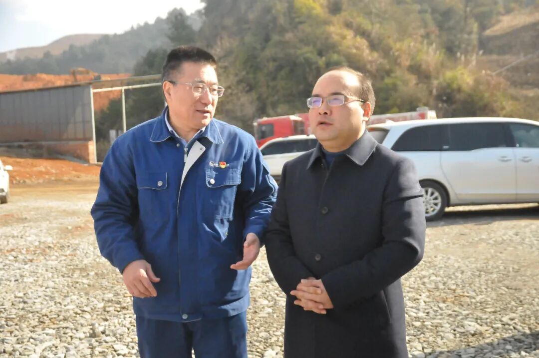 未小刚在尾矿溜槽下弃耕农田复垦点调研未小刚在永平铜矿西部生产调节